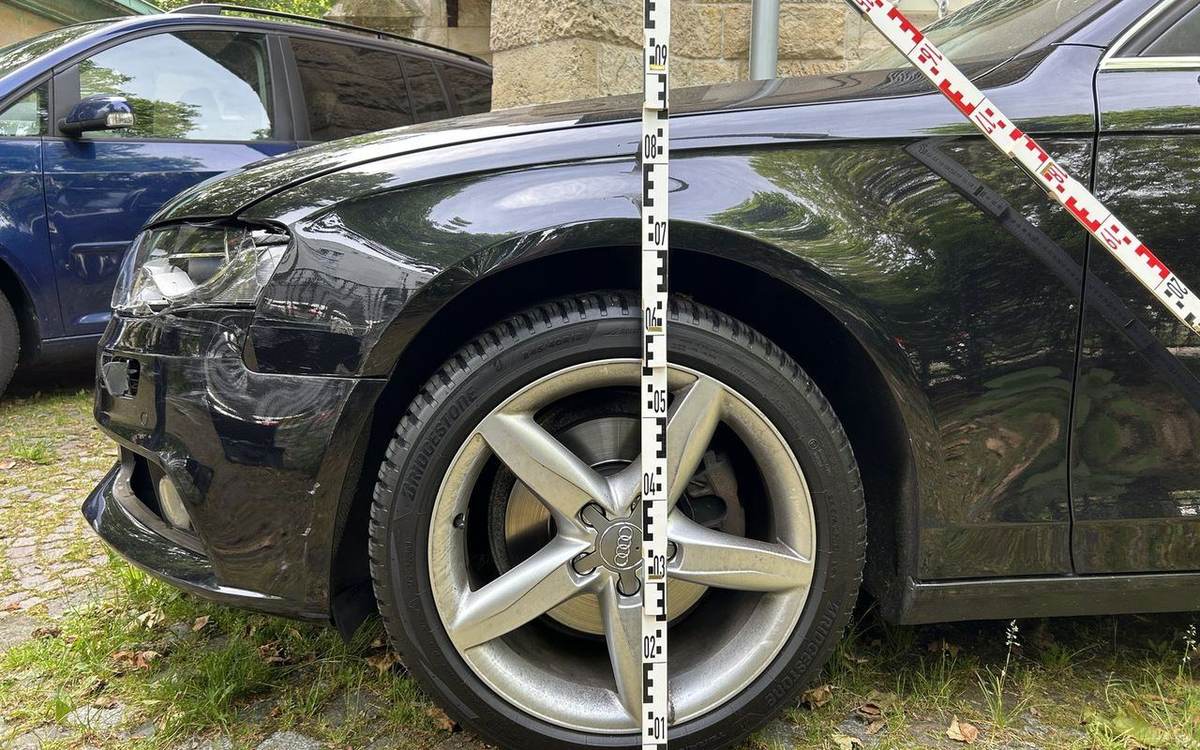 Schadensübersicht Frontecke links mit Messlatte: Stoßfänger verformt, Schleifspuren bis zum Vorderrad, Audi A4 Attraction (Berlin), Schadenshöhe 9.198,94 € inkl. MwSt.