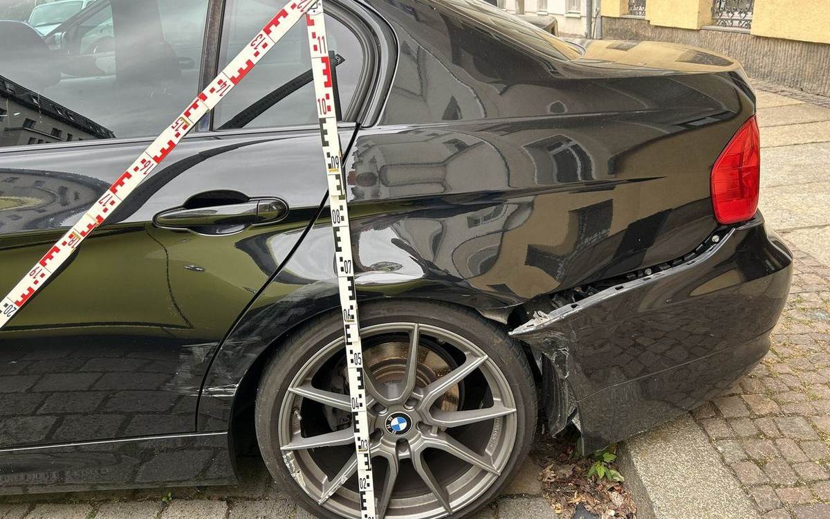 Schadensübersicht hinten links mit Messlatten: Stoßfänger aus der Halterung gerissen, Anstoß bis ins Rad, BMW 320d EfficientDynamics (Berlin), Schadenshöhe 11.368,13 € inkl. MwSt.