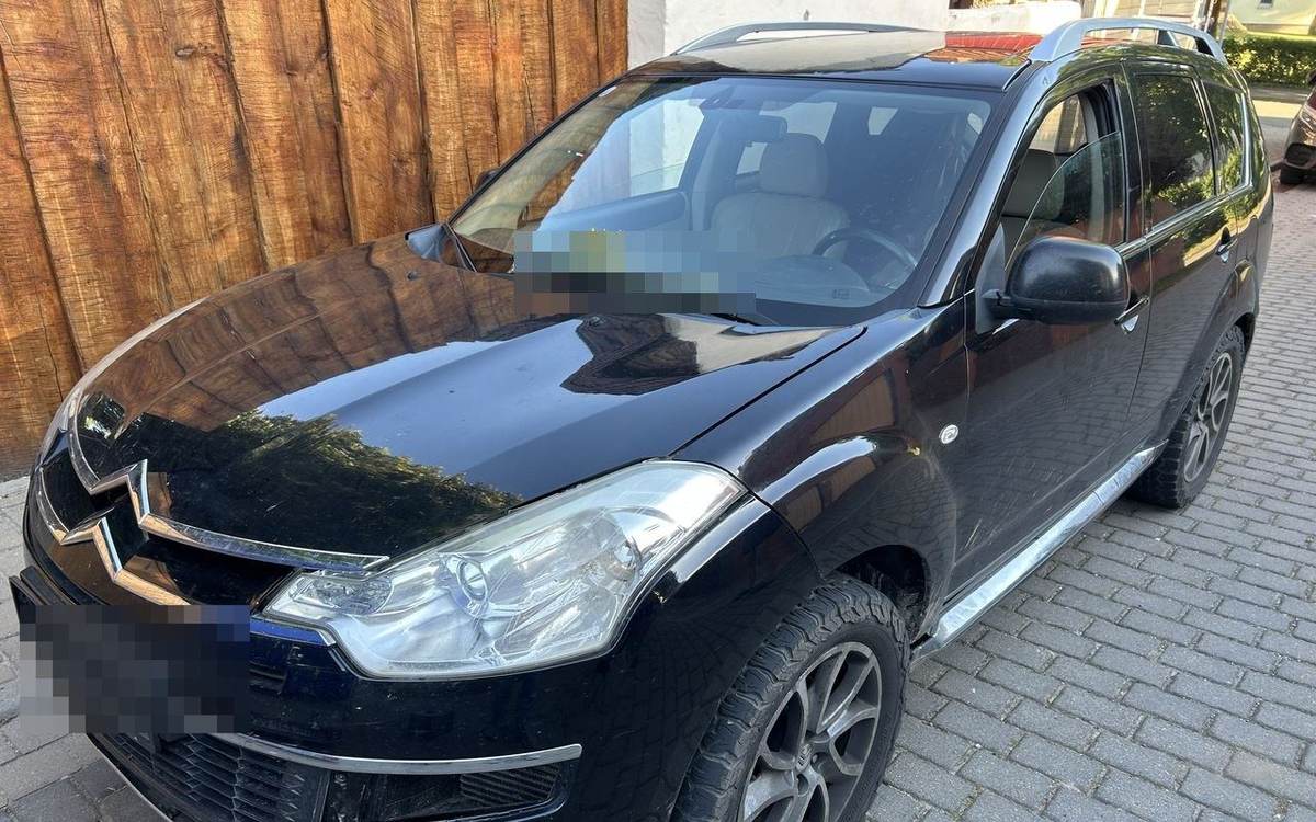 Übersichtsaufnahme Front links: Zierleiste aus der Halterung gerissen, Stoßfängerecke verschoben; Kennzeichen unkenntlich gemacht, Citroen C-Crosser Exclusive (Berlin), Schadenshöhe 7.272,92 € inkl. MwSt.