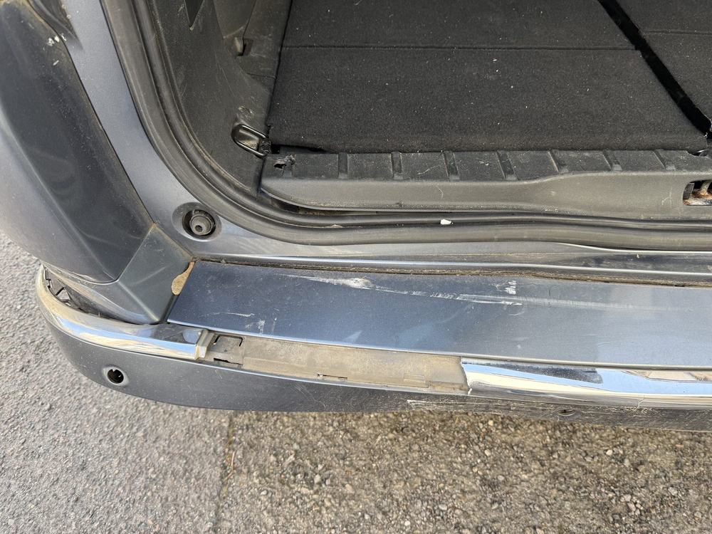 Heckschaden bei geöffneter Klappe: Eindrückung und Lackabtrag an Stoßfänger und Ladekante, Citroen C4 Picasso Exclusive (Jena), Schadenshöhe 13.298,81 € inkl. MwSt.