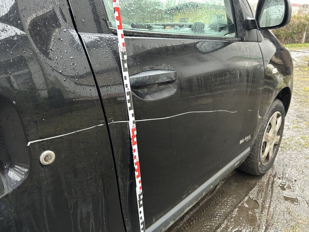 Seitenansicht mit Messlatte: durchgehender Streifschaden über Vorder- und Hintertür, Dacia Dokker Ambiance (Jena), Schadenshöhe 7.196,24 € inkl. MwSt.