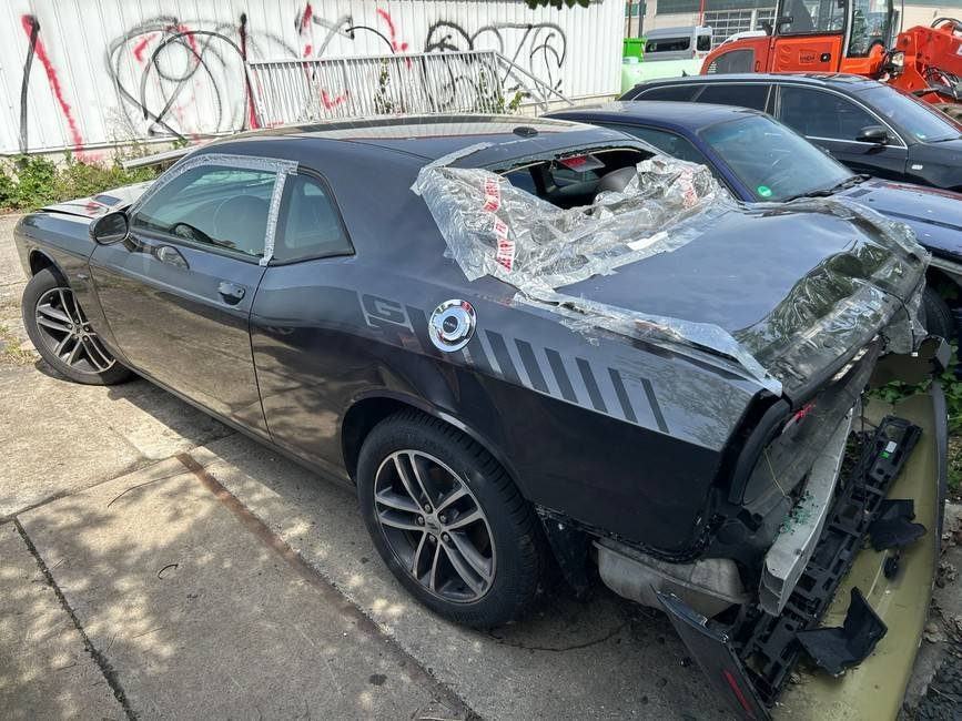 Heck- und Seitenübersicht: hinterer Stoßfänger herausgerissen, Heckpartie und Seite stark deformiert, Fahrzeug nicht mehr fahrbereit, Dodge Challenger SXT AWD (Berlin), Schadenshöhe 49.848,56 € inkl. MwSt.