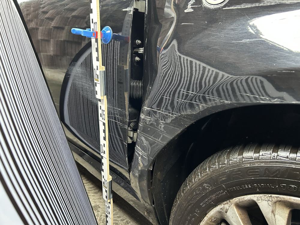 Detailaufnahme hinteres Seitenteil: Eindrückung über dem Radlauf, mit Messkeil dokumentiert, Fiat 500C Pop (Jena), Schadenshöhe 7.076,19 € inkl. MwSt.