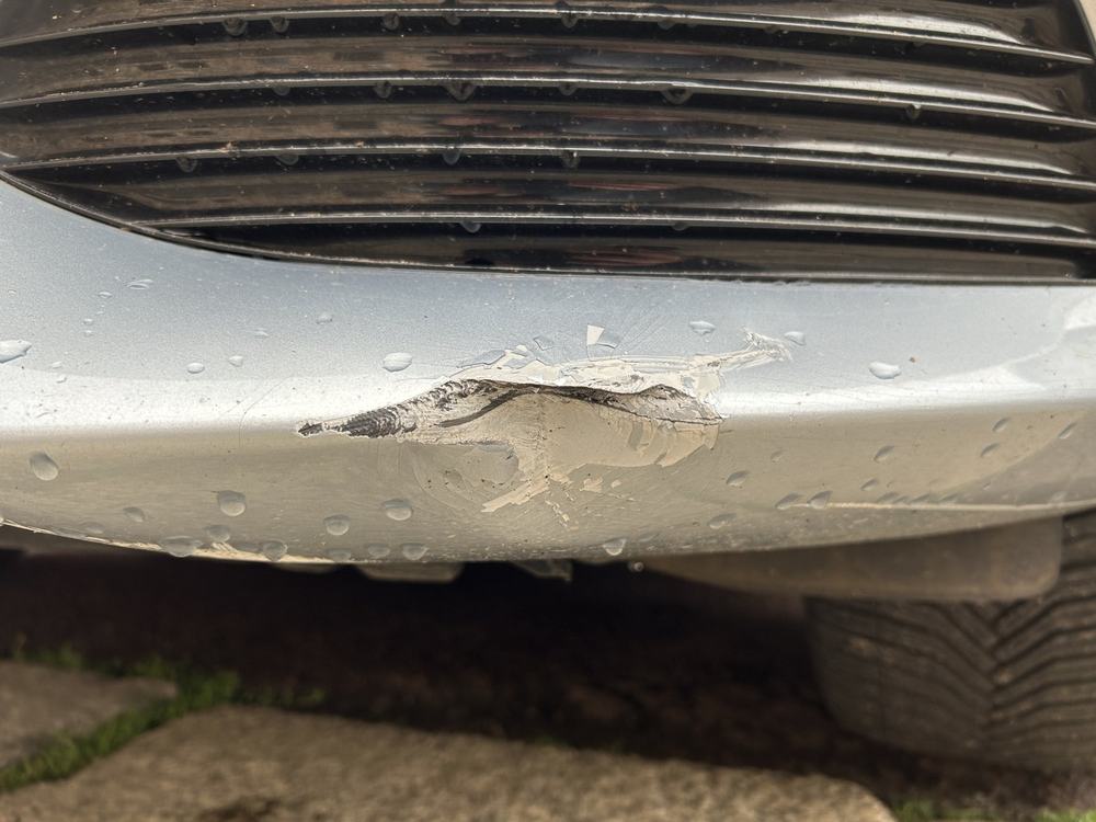 Detailaufnahme Stoßfänger: Materialausbruch und Kratzer im Kunststoff, Mercedes-Benz C 220 d T-Modell (Ilsenburg), Schadenshöhe 6.807,17 € inkl. MwSt.