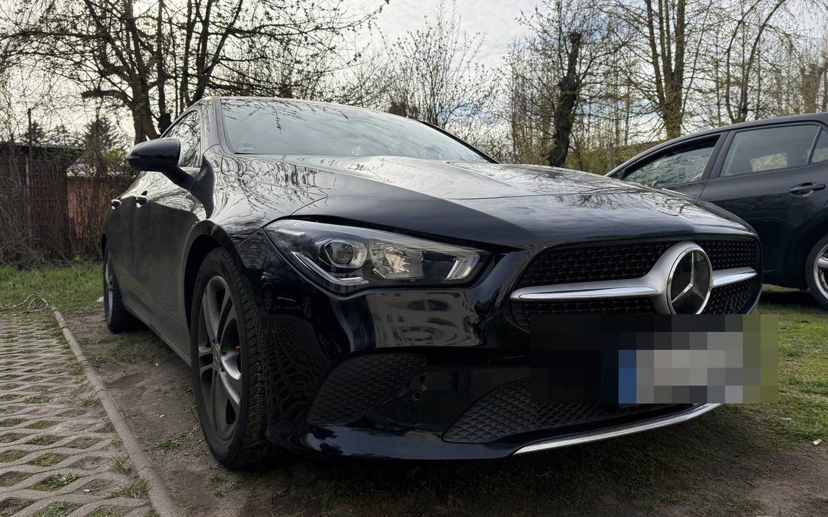 Übersichtsaufnahme der Frontpartie bei der Besichtigung; Kennzeichen unkenntlich gemacht, Mercedes-Benz CLA 200 d Shooting Brake (Darlingerode), Schadenshöhe 8.163,40 € inkl. MwSt.
