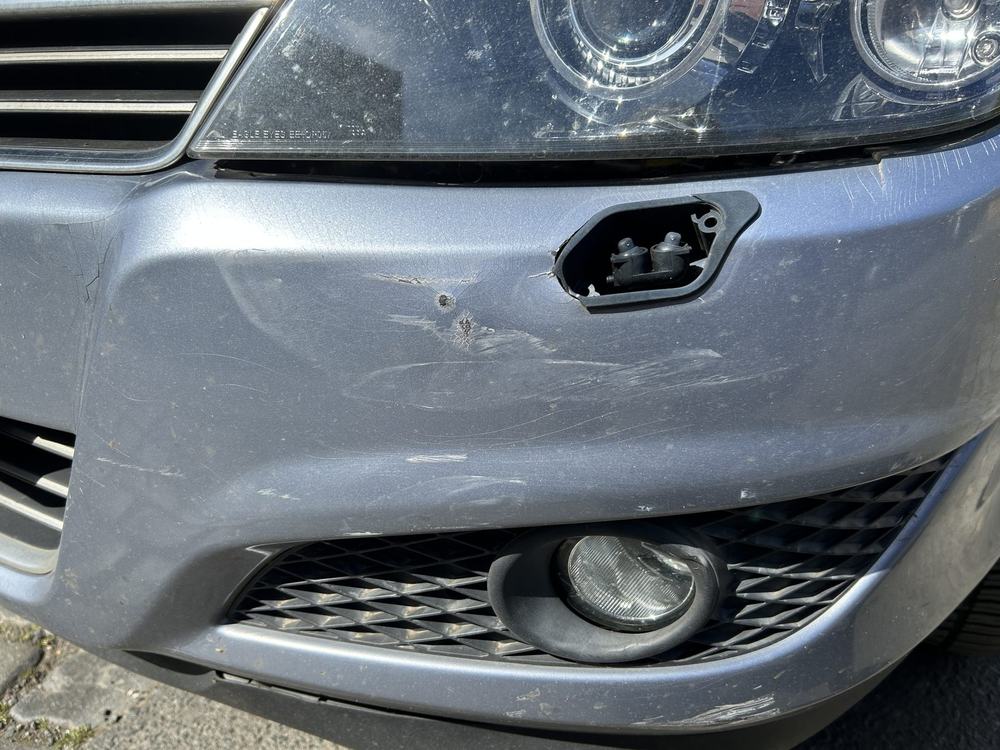 Detailaufnahme Front rechts: Eindrückung und Kratzer am Stoßfänger, Abdeckung der Scheinwerferwaschanlage gebrochen, Opel Astra H Edition (Jena), Schadenshöhe 9.141,27 € inkl. MwSt.