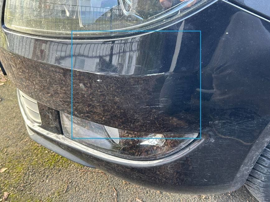 Frontschaden: flächige Kratz- und Schürfspuren an der vorderen Stoßfängerverkleidung, Škoda Fabia Combi (5J) (Magdeburg), Schadenshöhe 2.371,81 € inkl. MwSt.
