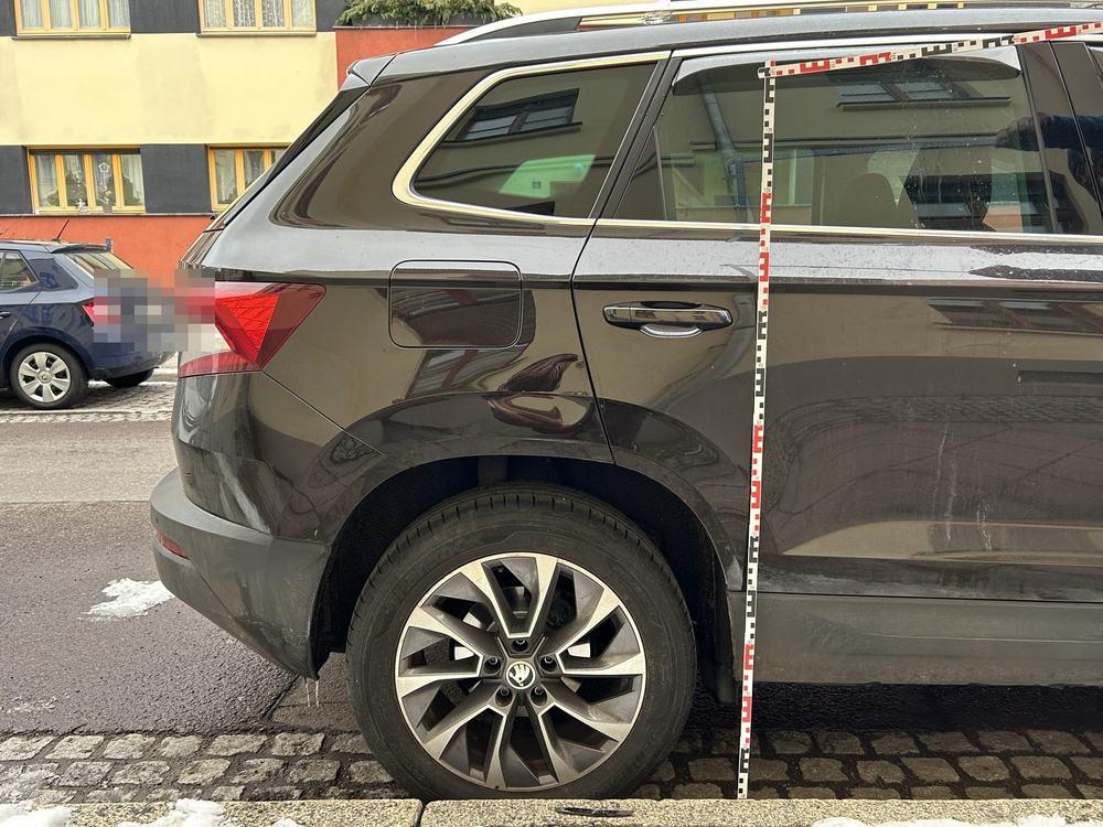 Seitenschaden hinten rechts: Eindrückung im Seitenteil über dem Radlauf, Messlatte angelegt, Skoda Karoq Drive 125 (Drübeck), Schadenshöhe 18.022,68 € inkl. MwSt.