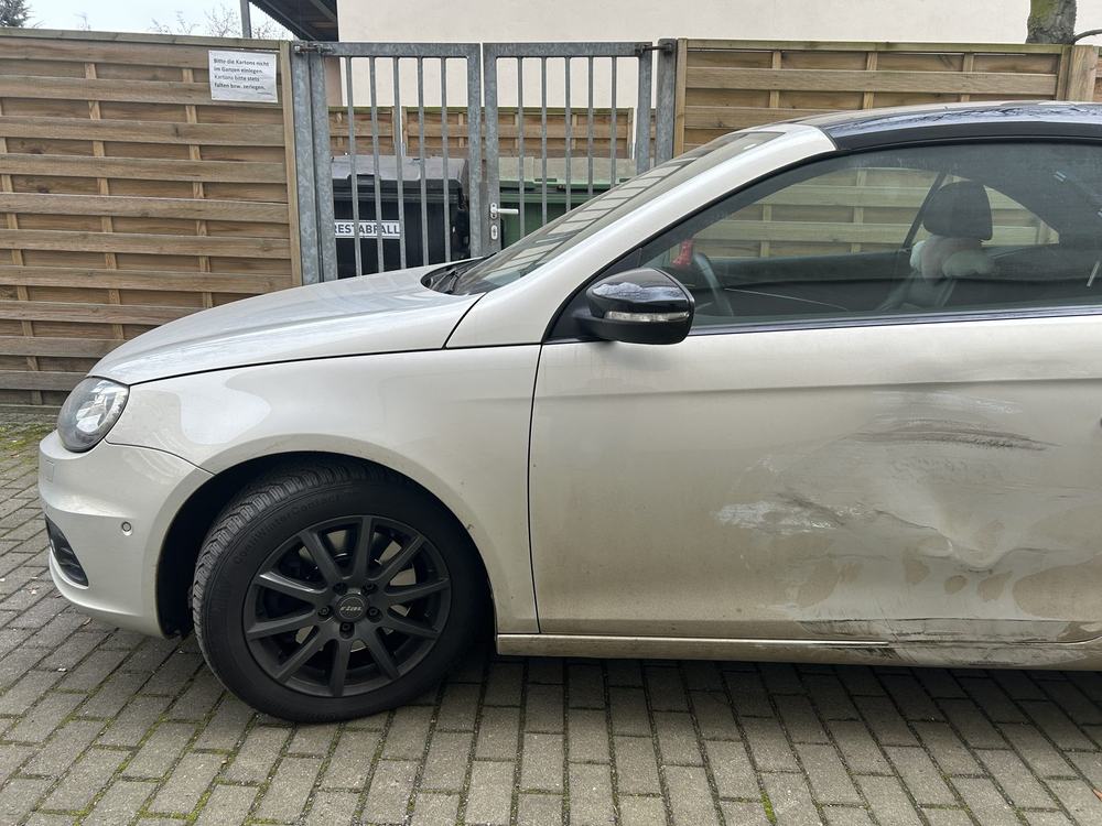 Seitenschaden links: großflächige Schürf- und Kratzspuren über Vordertür und hinterem Seitenteil des Cabrios, Volkswagen Eos Sport & Style Plus (Jena), Schadenshöhe 12.289,33 € inkl. MwSt.