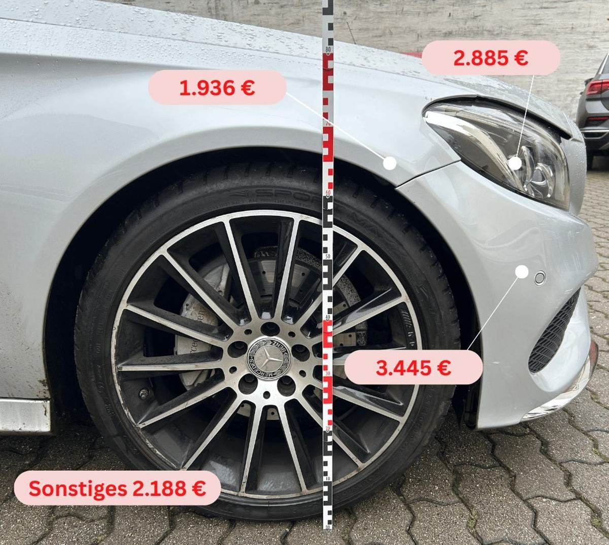 Silberner Mercedes mit aufgeführten Reparaturkosten 1.936 € und 2.885 €