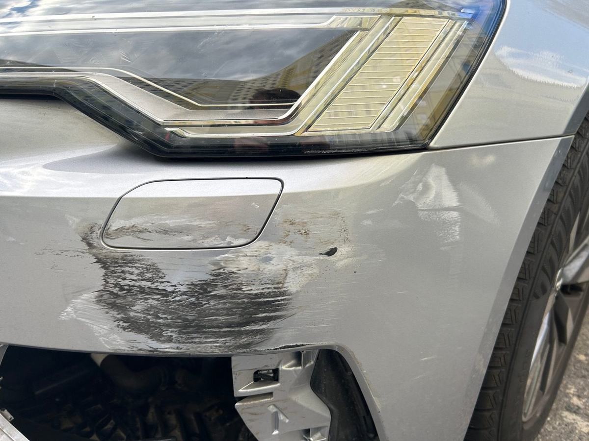 Frontschaden an einem Audi A6 Kombi, Beweisfoto aus dem Schadengutachten