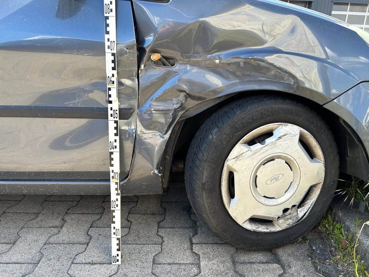 Beweisfoto eines Heckschadens mit Messlatte aus einem KFZ-Schadengutachten